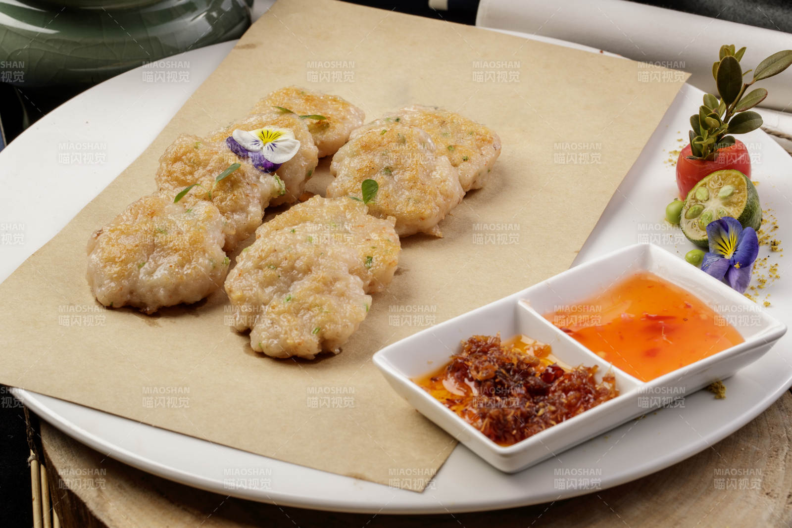 白色瓷盘装的的油炸虾肉饼图片