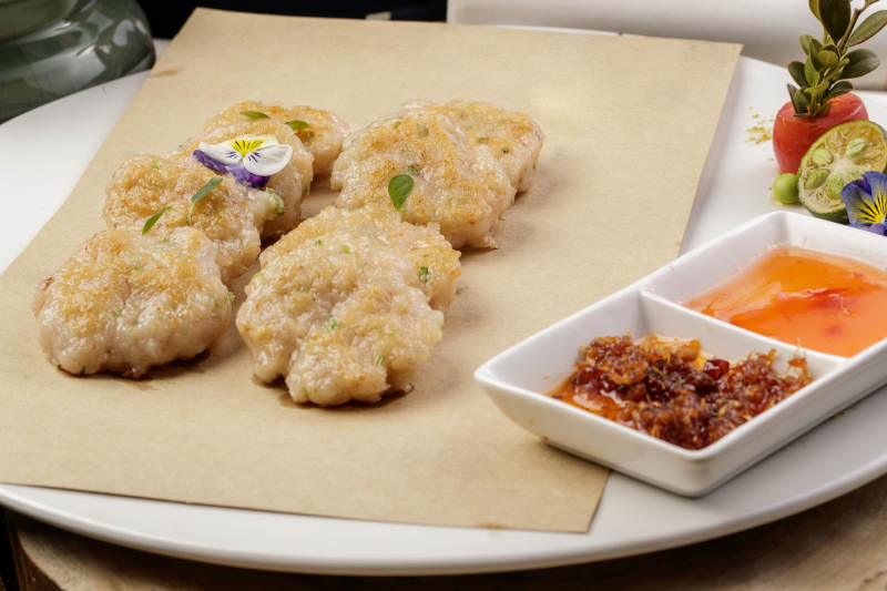 白色瓷盘装的的油炸虾肉饼图片