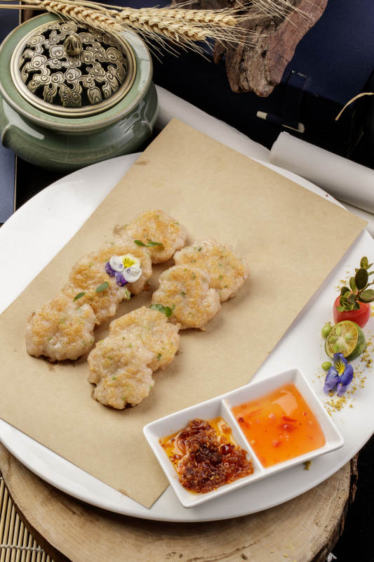 白色瓷盘装的的油炸虾肉饼图片