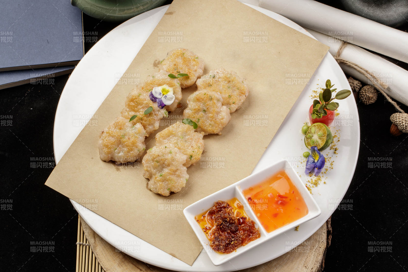 白色瓷盘装的的油炸虾肉饼图片