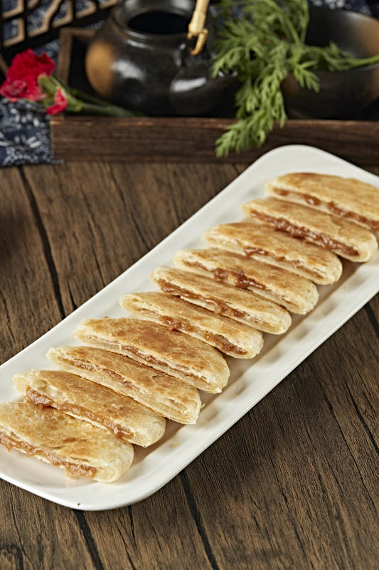 白色瓷盘装美味糖酥饼图片