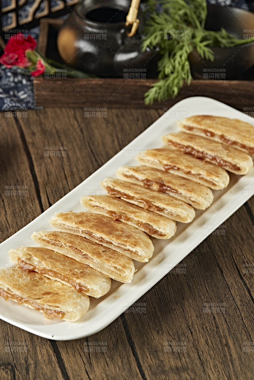 白色瓷盘装美味糖酥饼图片