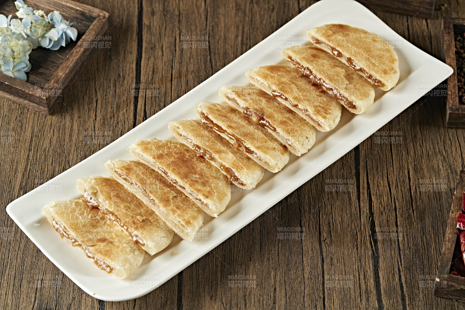 白色瓷盘装美味糖酥饼图片