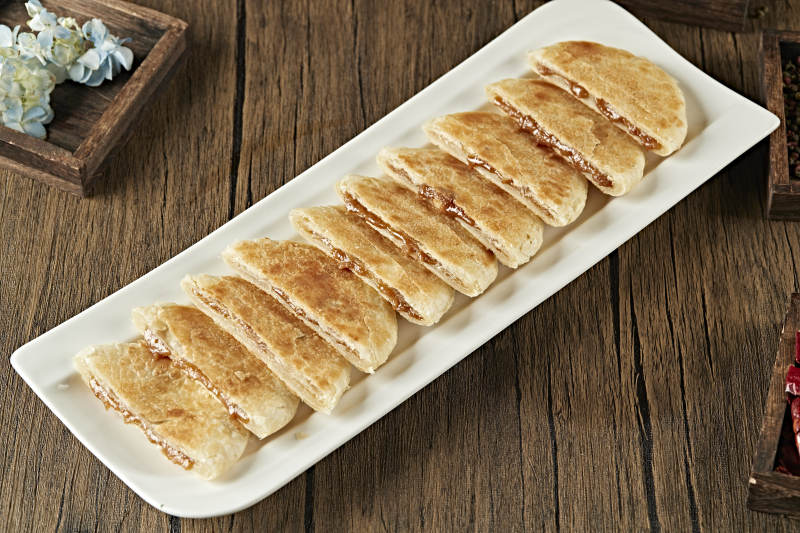 白色瓷盘装美味糖酥饼图片