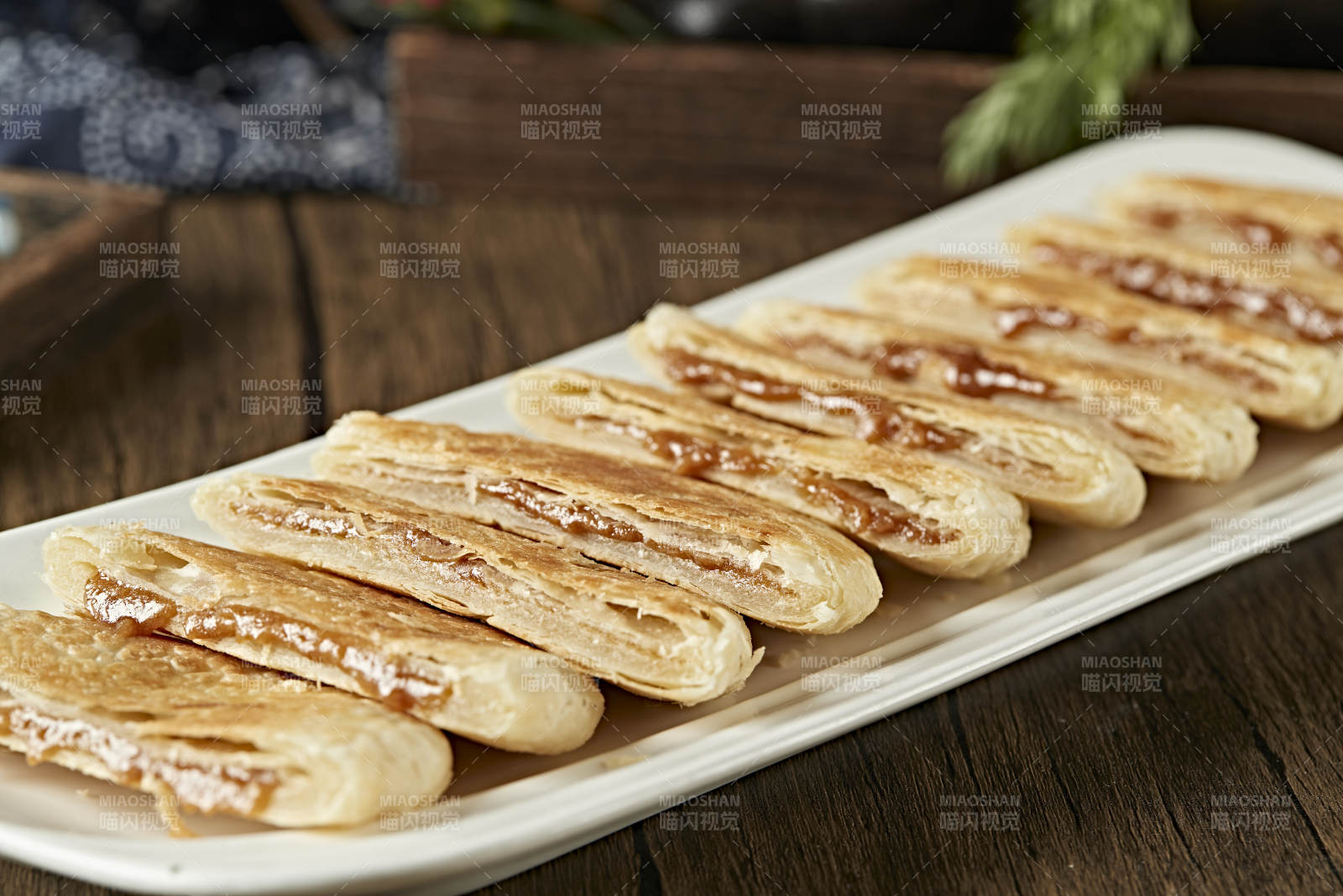 白色瓷盘装美味糖酥饼图片