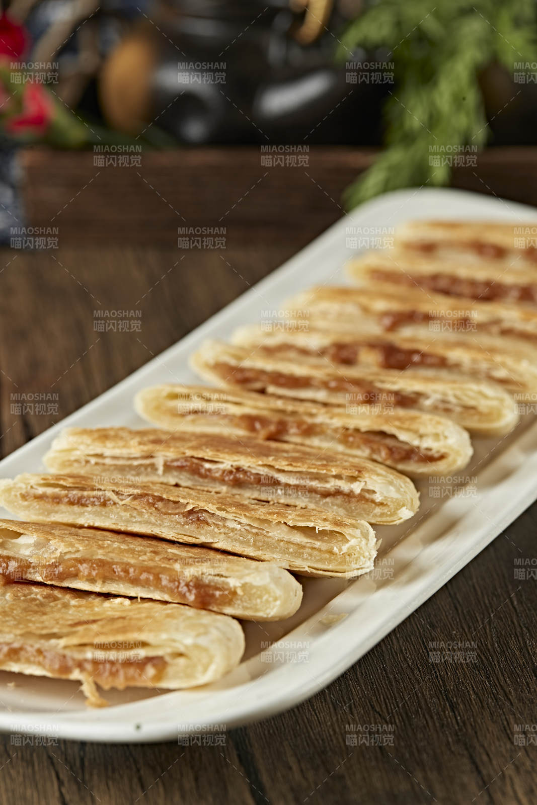 白色瓷盘装美味糖酥饼图片