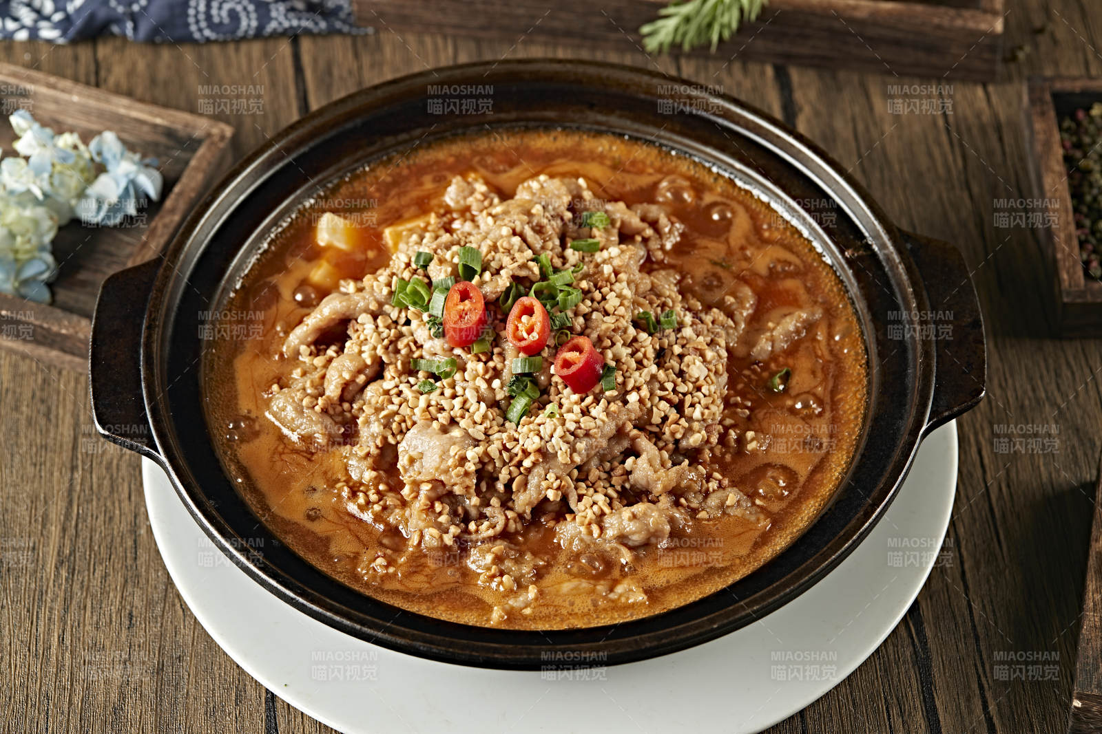 砂锅水煮麻辣牛肉片图片