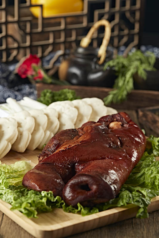 烟熏卤味猪脸猪头肉配锅盔蘸酱菜图片