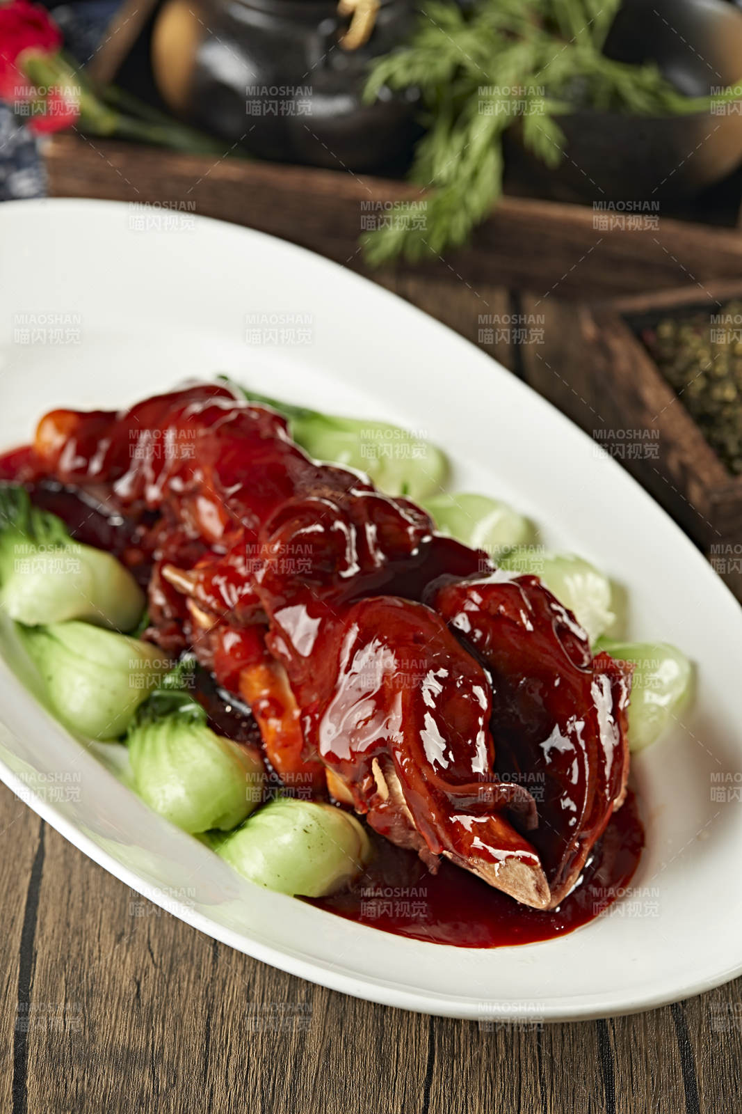 浇汁红烧软糯大牛蹄图片