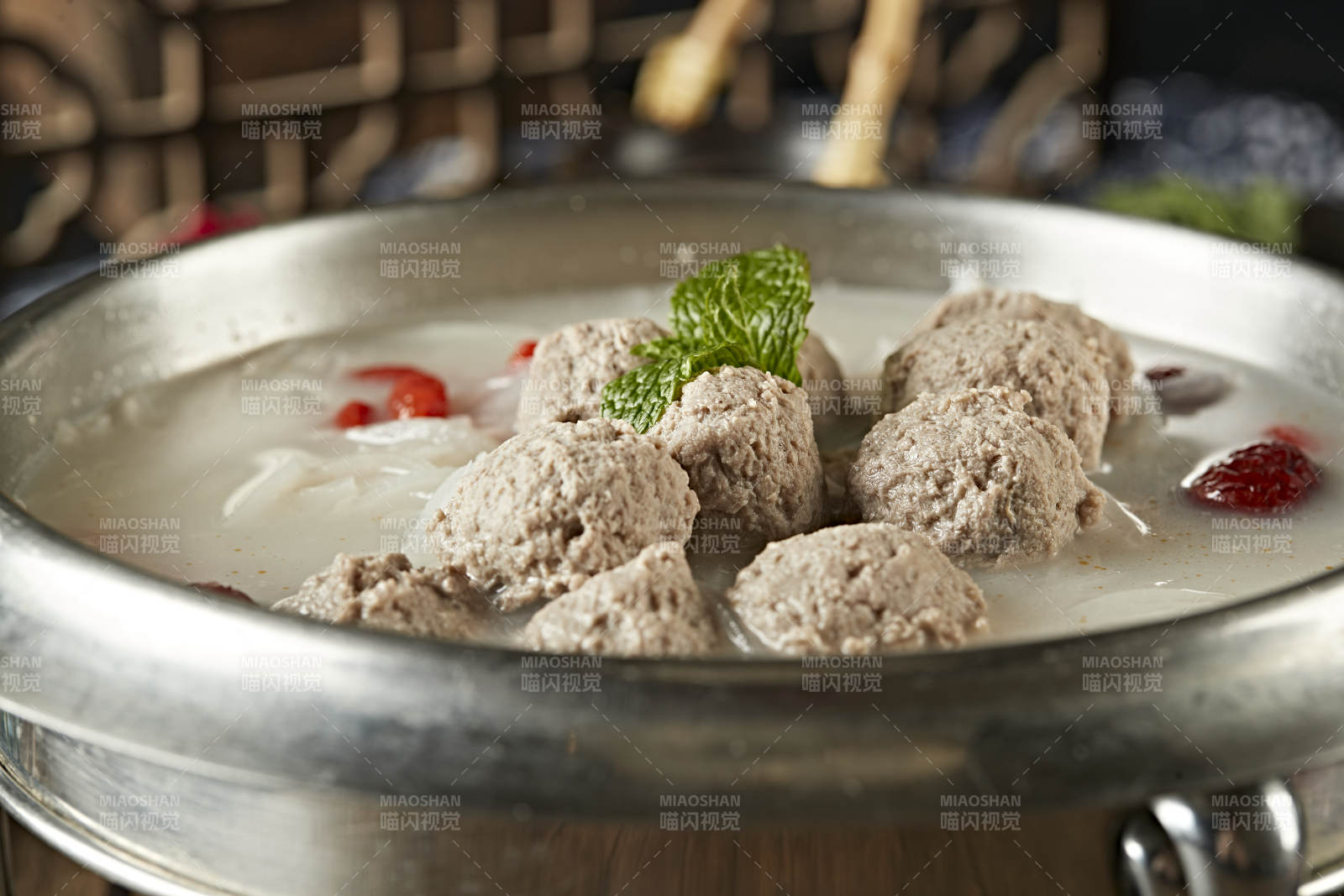 酸汤萝卜炖肉丸图片