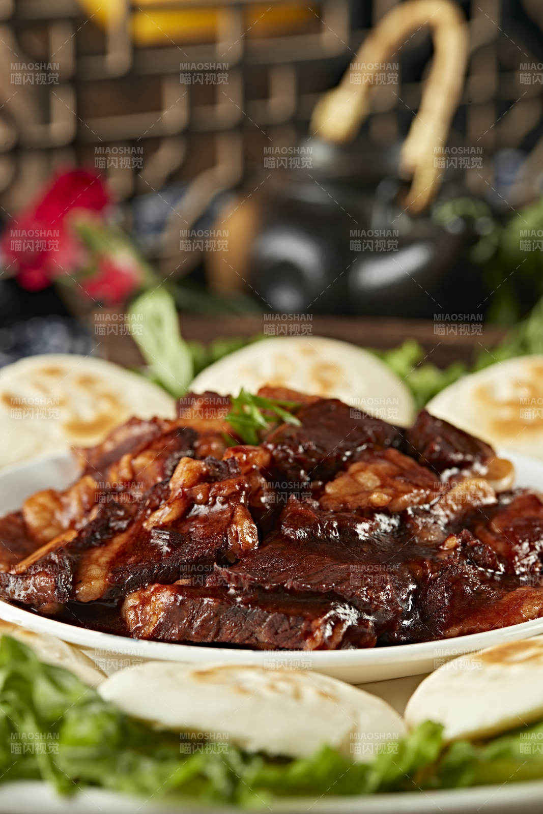 红焖牛胸口配白吉馍图片