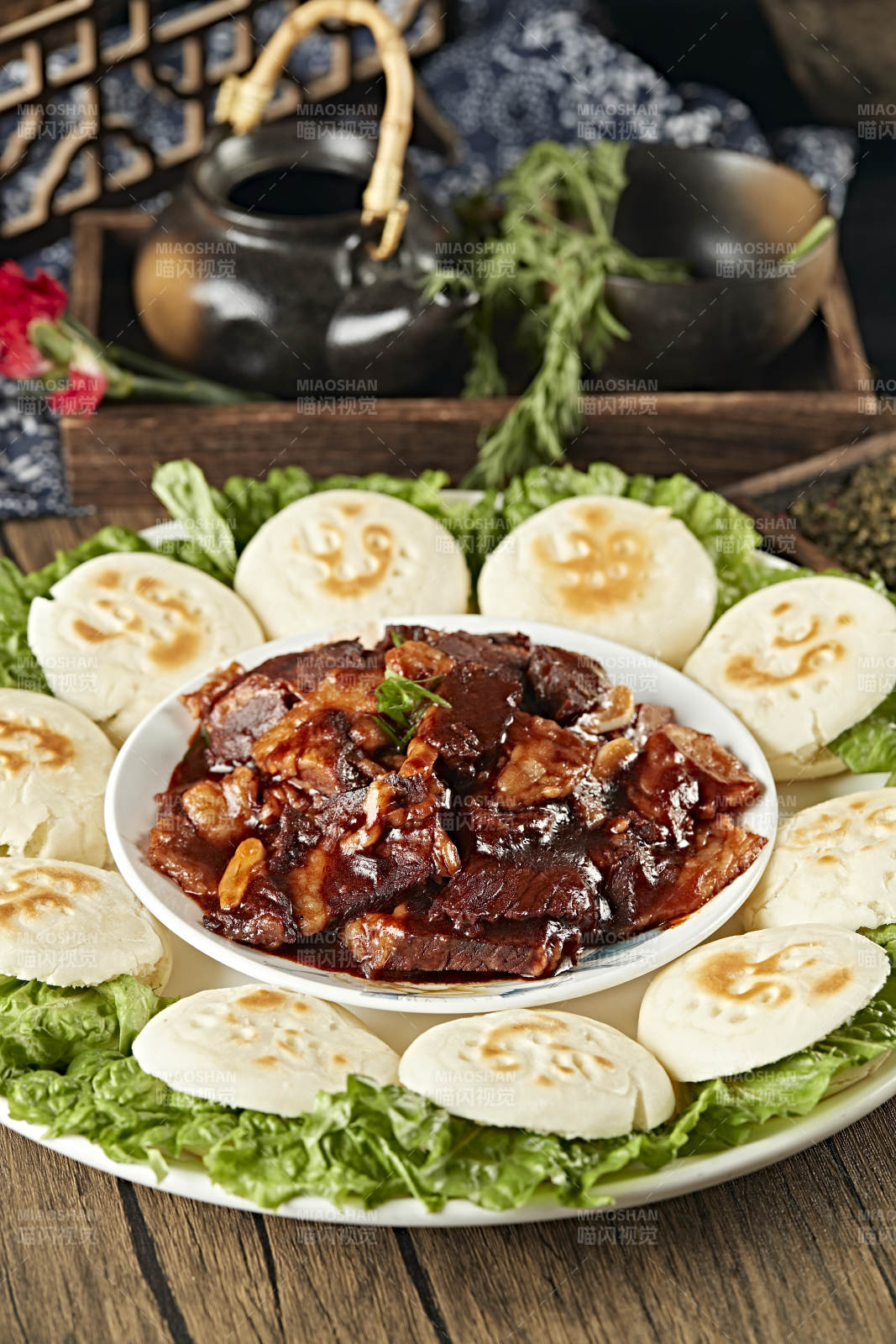 红焖牛胸口配白吉馍图片