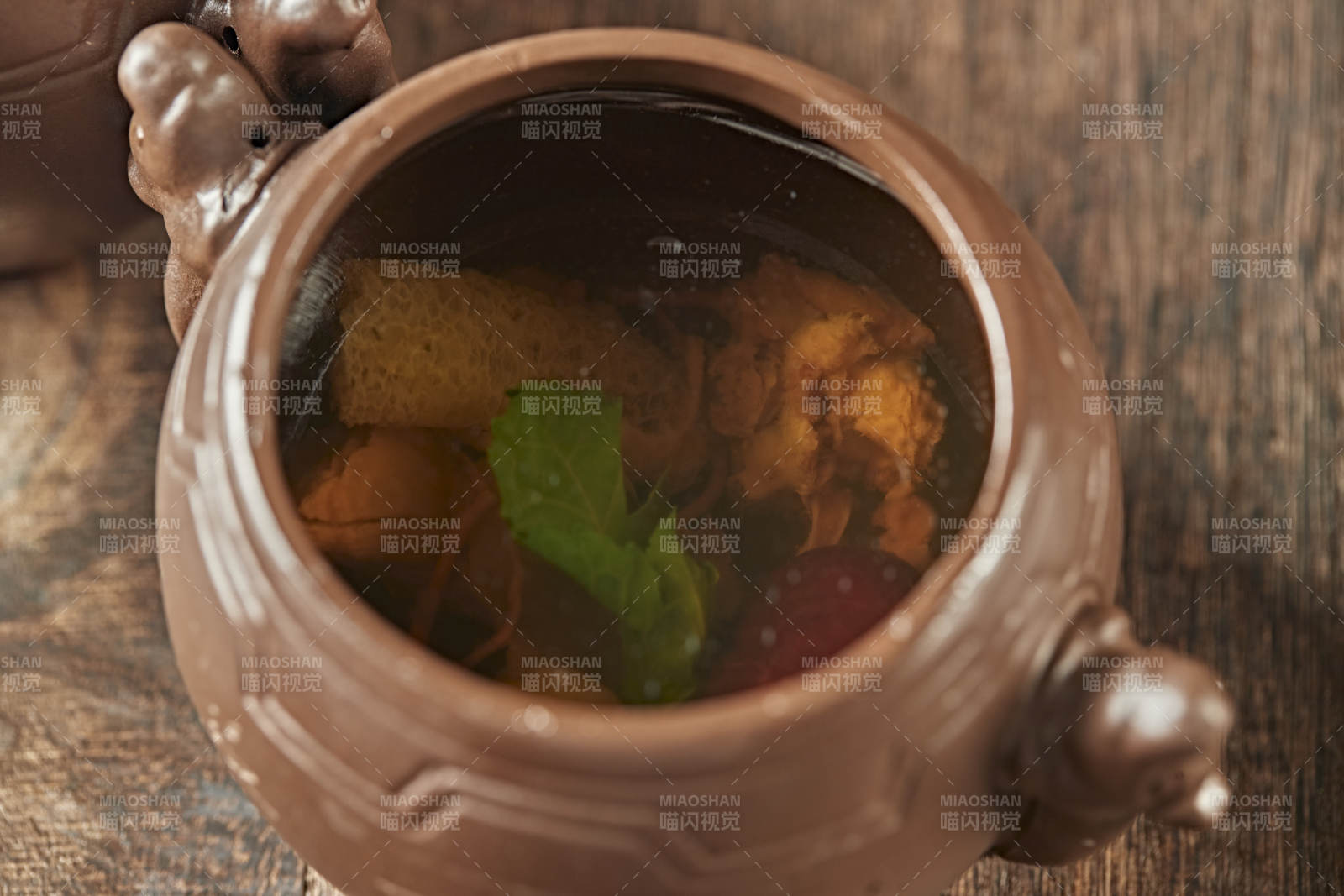 竹荪松茸排骨枸杞汤图片