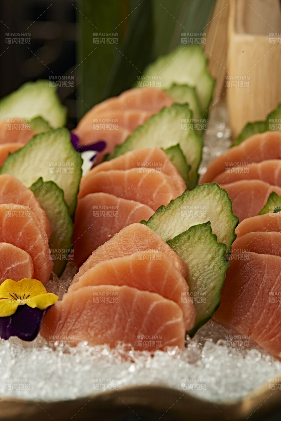 冰镇极品三文鱼刺身图片