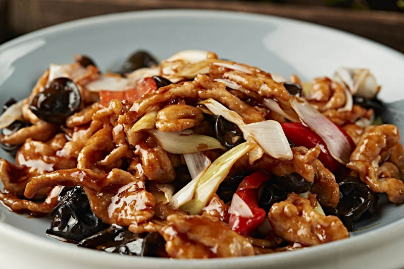 酸辣彩椒木耳香葱过油回锅肉图片