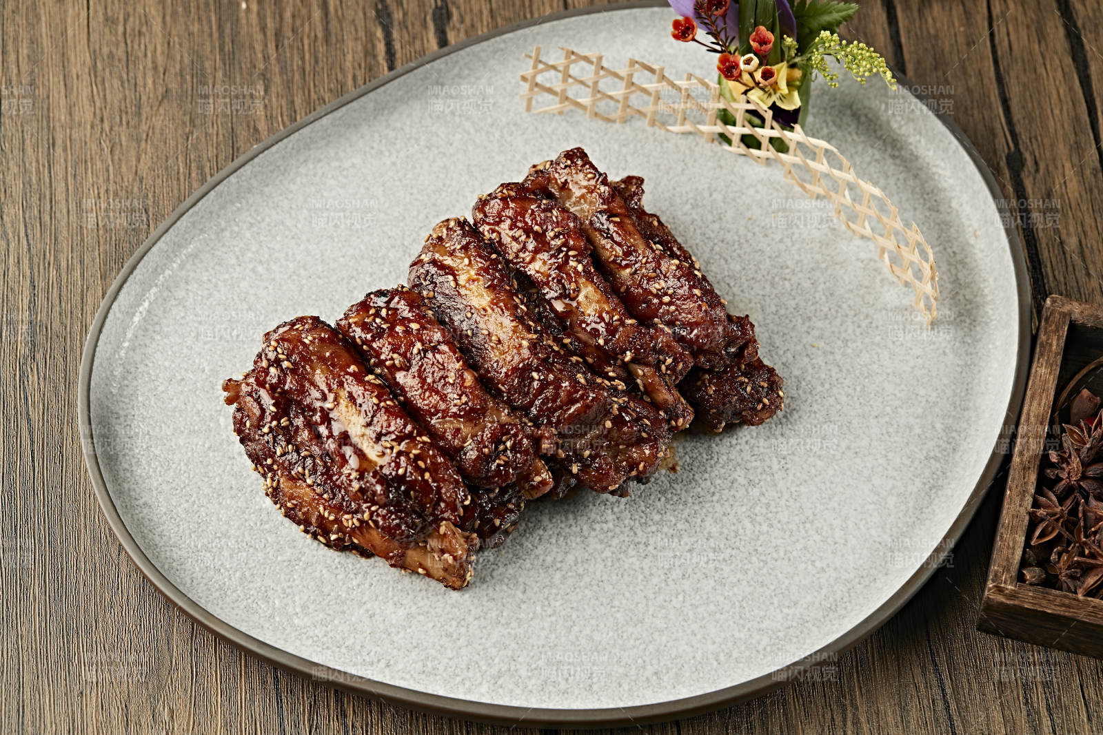 孜然味香烤猪肋排图片