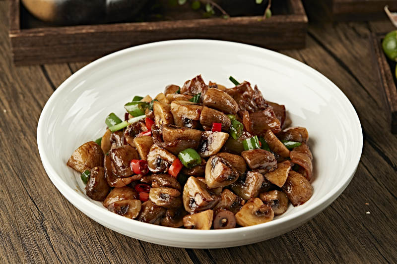 香辣酱烧口蘑腊肉图片