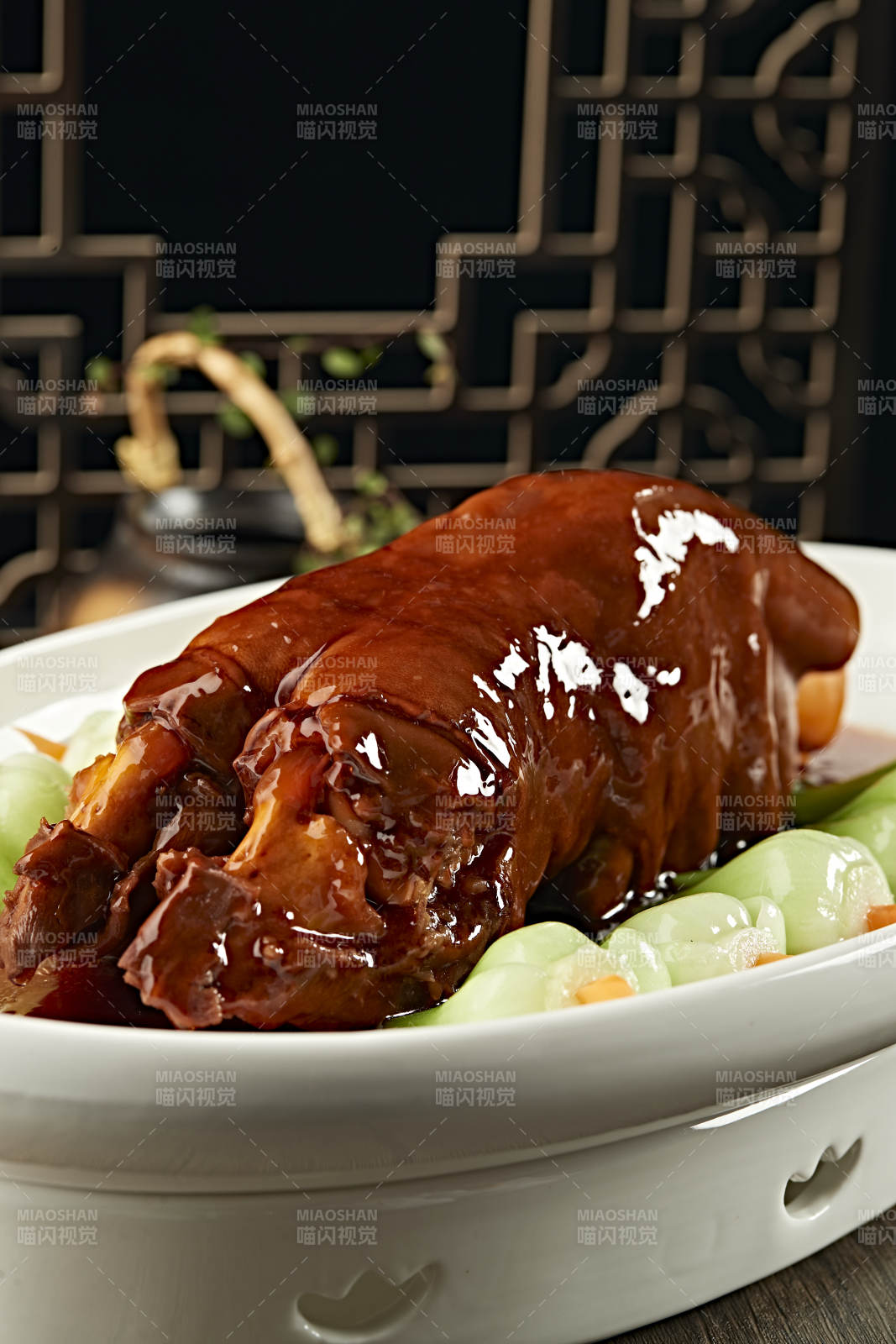 浇汁红烧大牛蹄图片