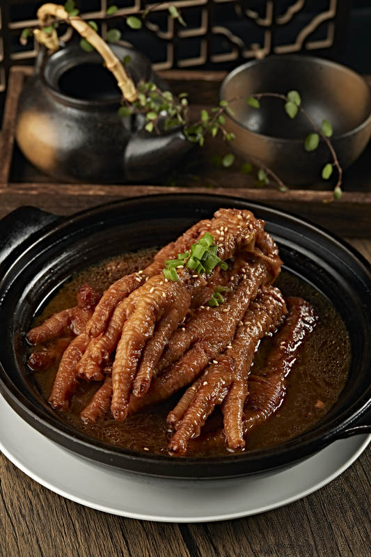 烧锅浓汤炖虎皮鸡爪图片