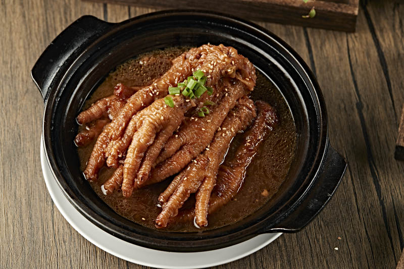 烧锅浓汤炖虎皮鸡爪图片