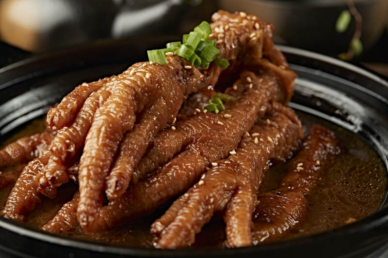 烧锅浓汤炖虎皮鸡爪图片