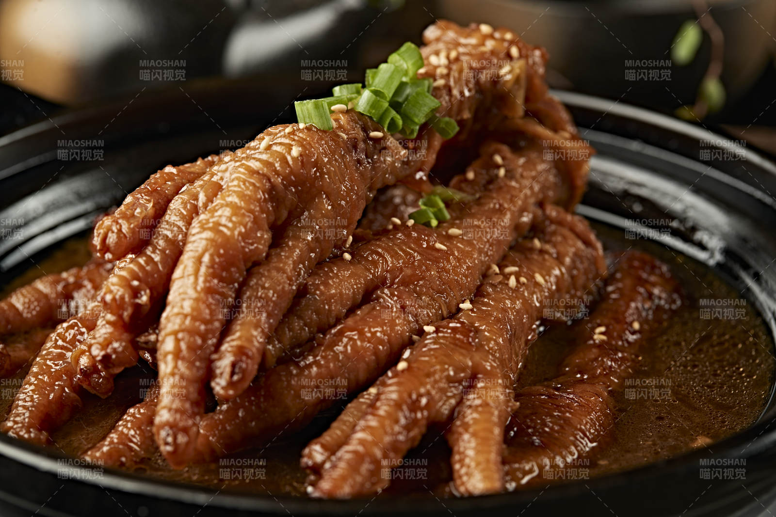 烧锅浓汤炖虎皮鸡爪图片