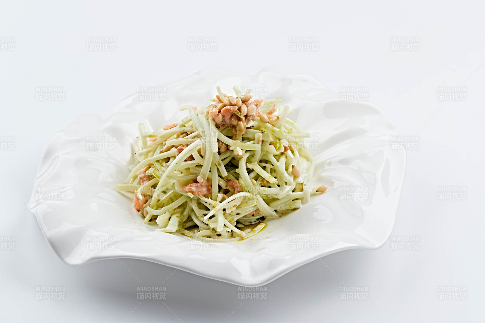 白色瓷盘装的海米银芽图片