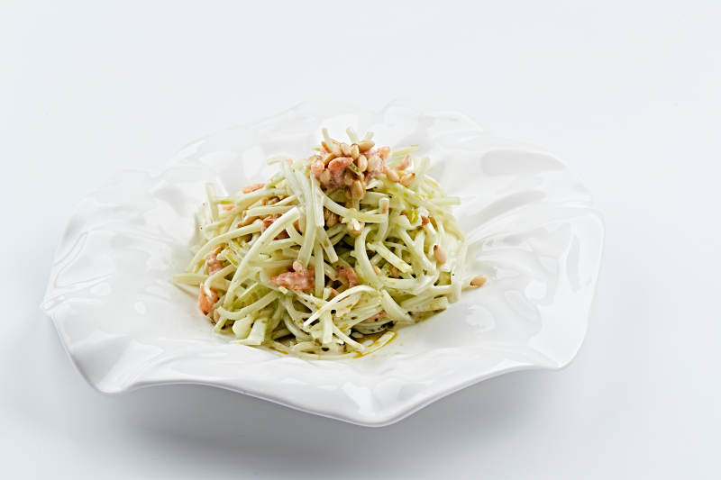 白色瓷盘装的海米银芽图片