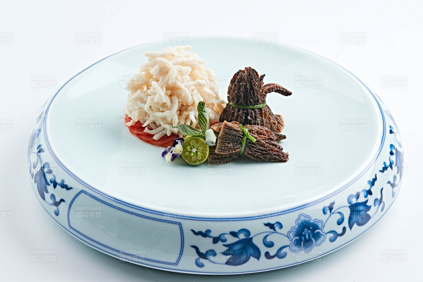 青花瓷盘装的清煮鸡丝配羊肚菌图片