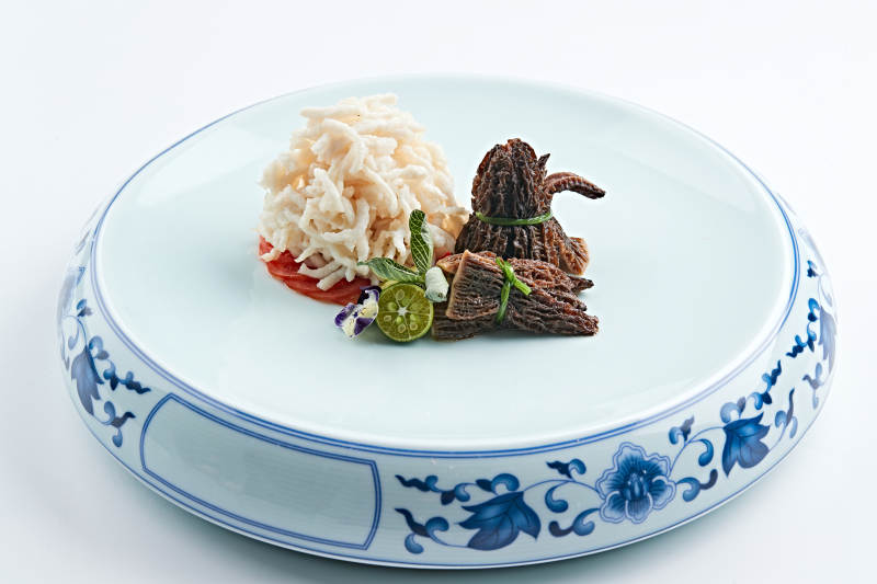 青花瓷盘装的清煮鸡丝配羊肚菌图片