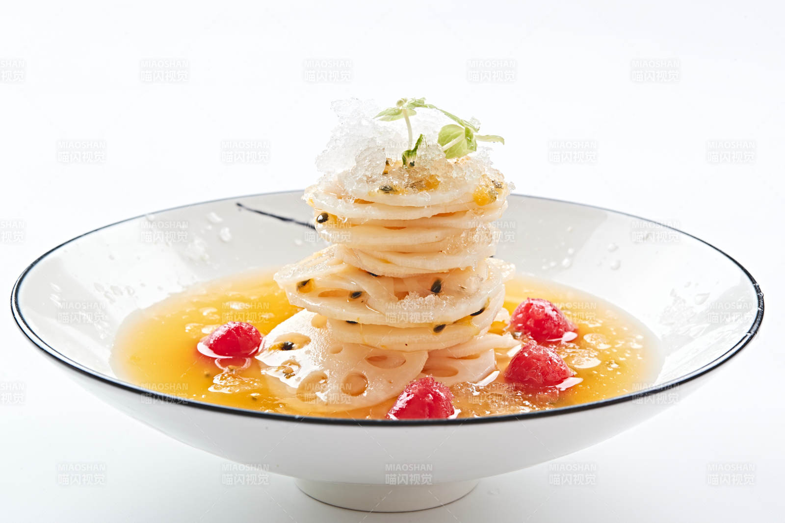 白色瓷盘装的橙汁冰镇莲藕片图片