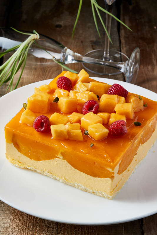 树莓芒果鲜奶慕斯蛋糕图片