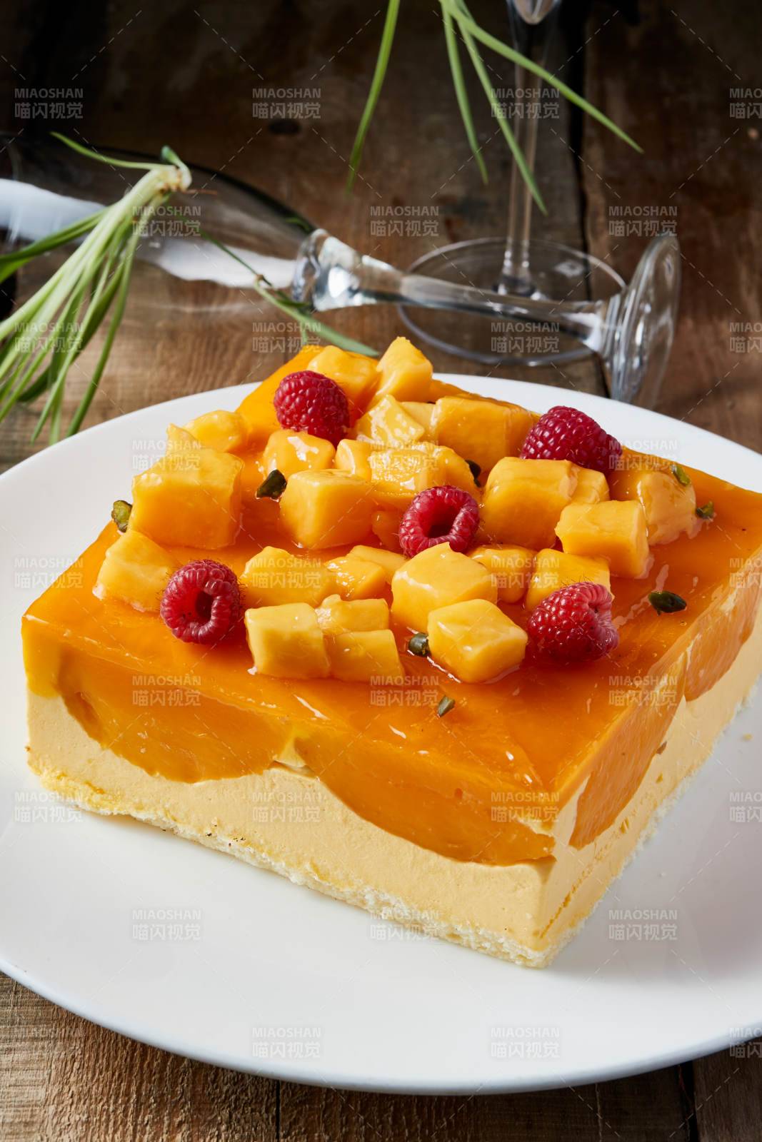 树莓芒果鲜奶慕斯蛋糕图片
