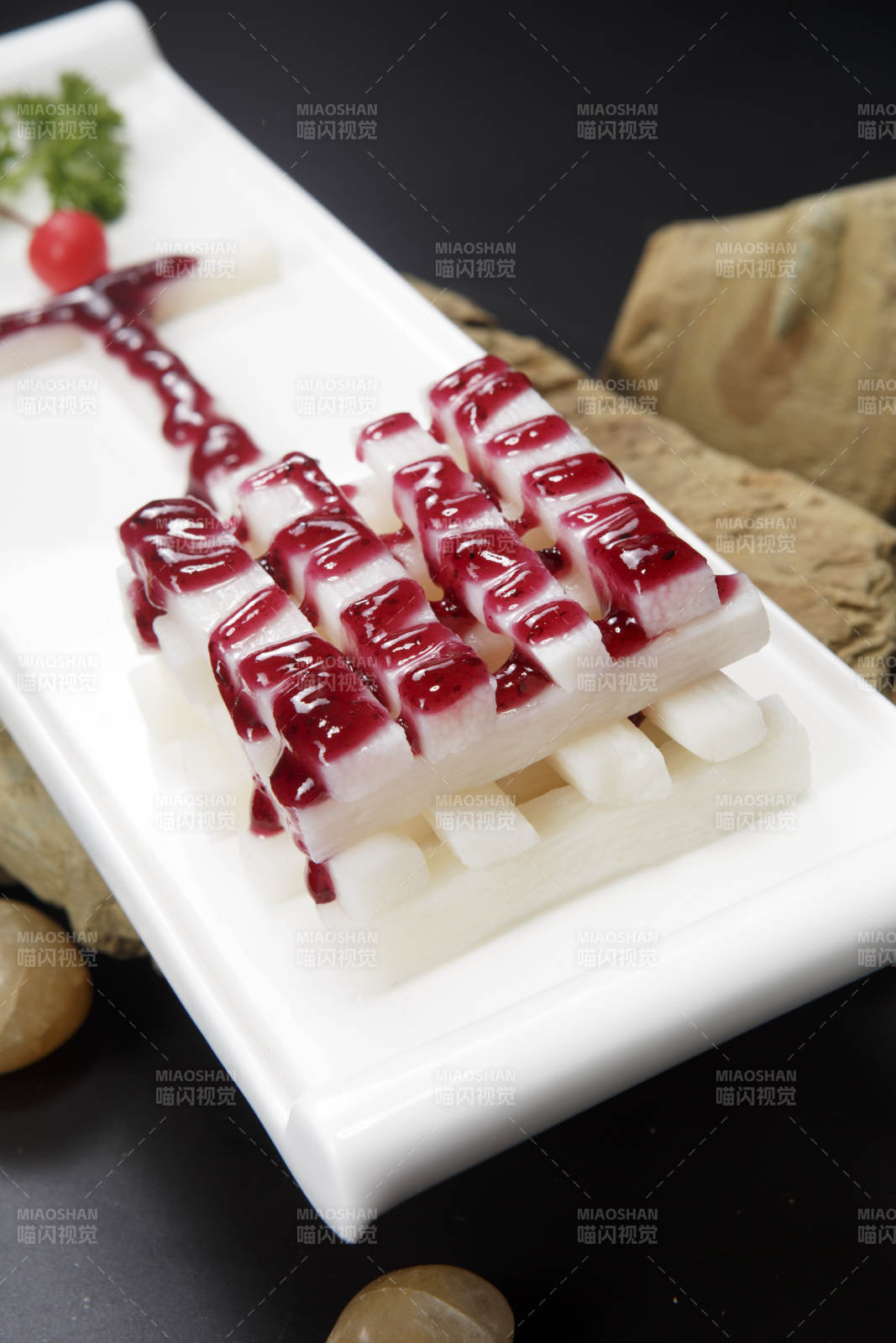 白色瓷盘装的蓝莓山药图片