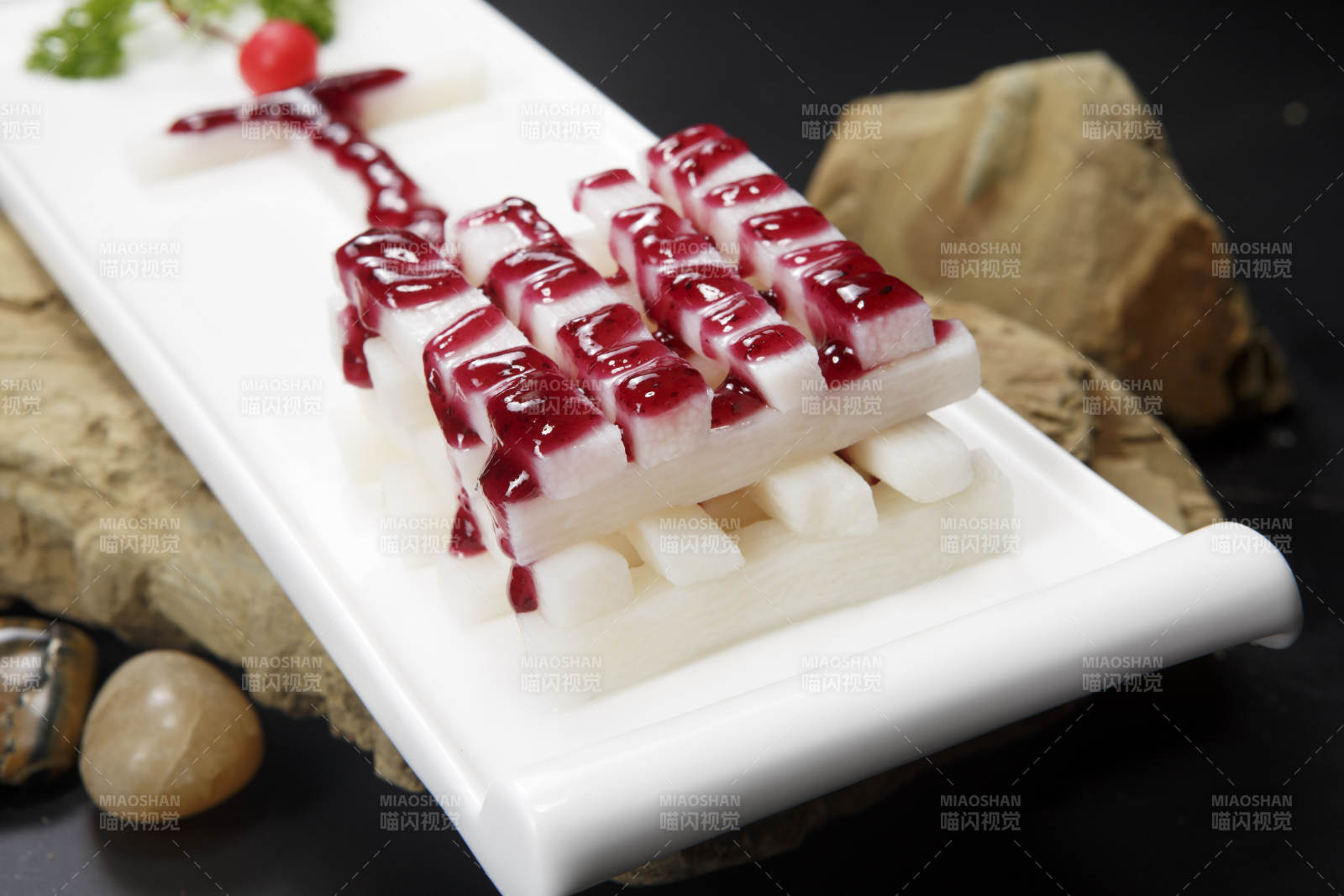 白色瓷盘装的蓝莓山药图片