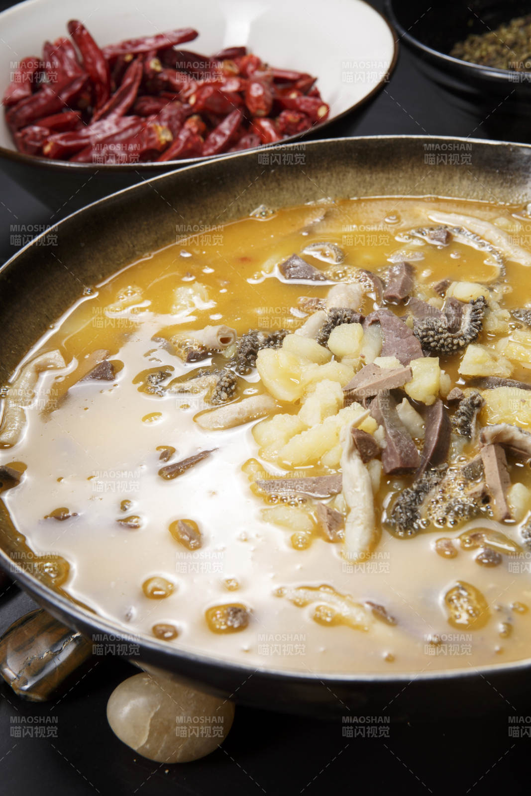 花瓷碗装的土豆烩羊杂图片