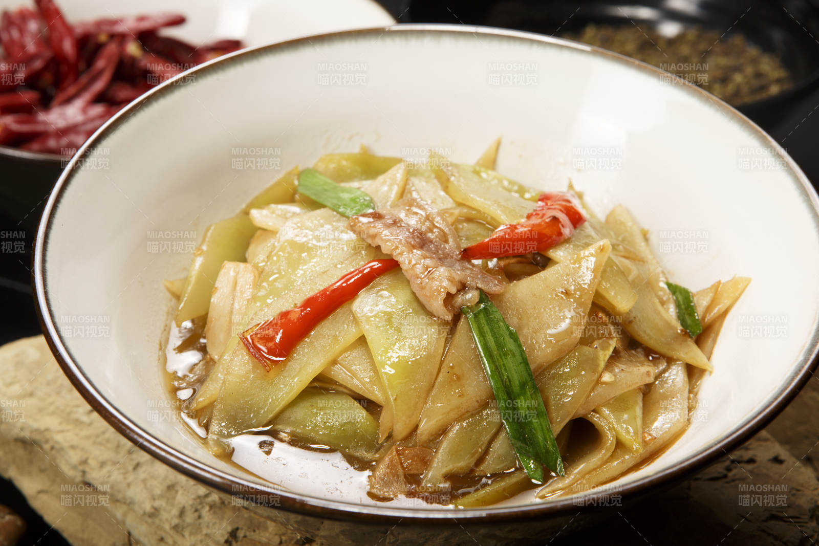 白瓷碗装的肉炒莴笋图片