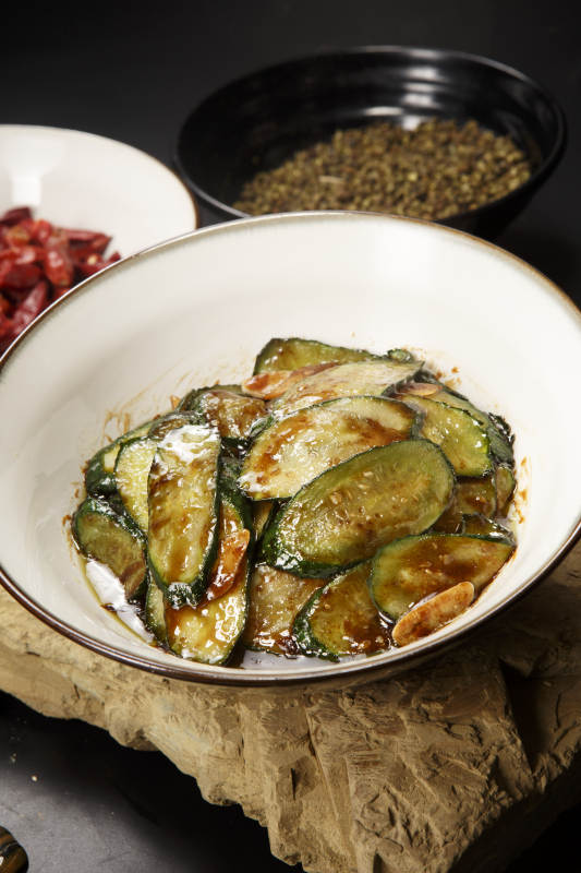 白色瓷碗装的XO酱爆瓜片黄瓜图片