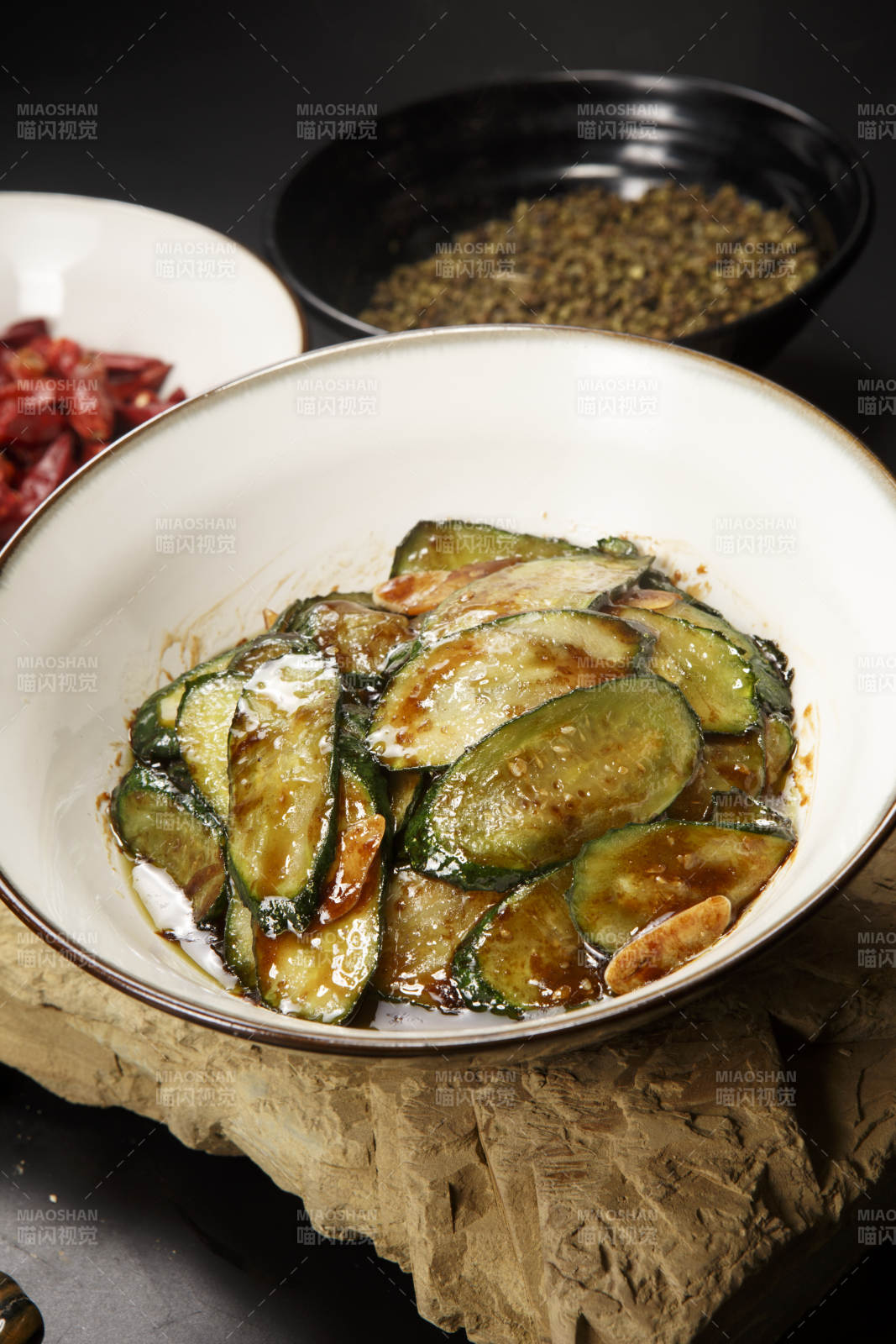 白色瓷碗装的XO酱爆瓜片黄瓜图片