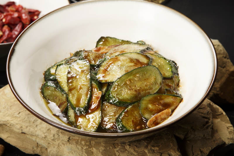 白色瓷碗装的XO酱爆瓜片黄瓜图片