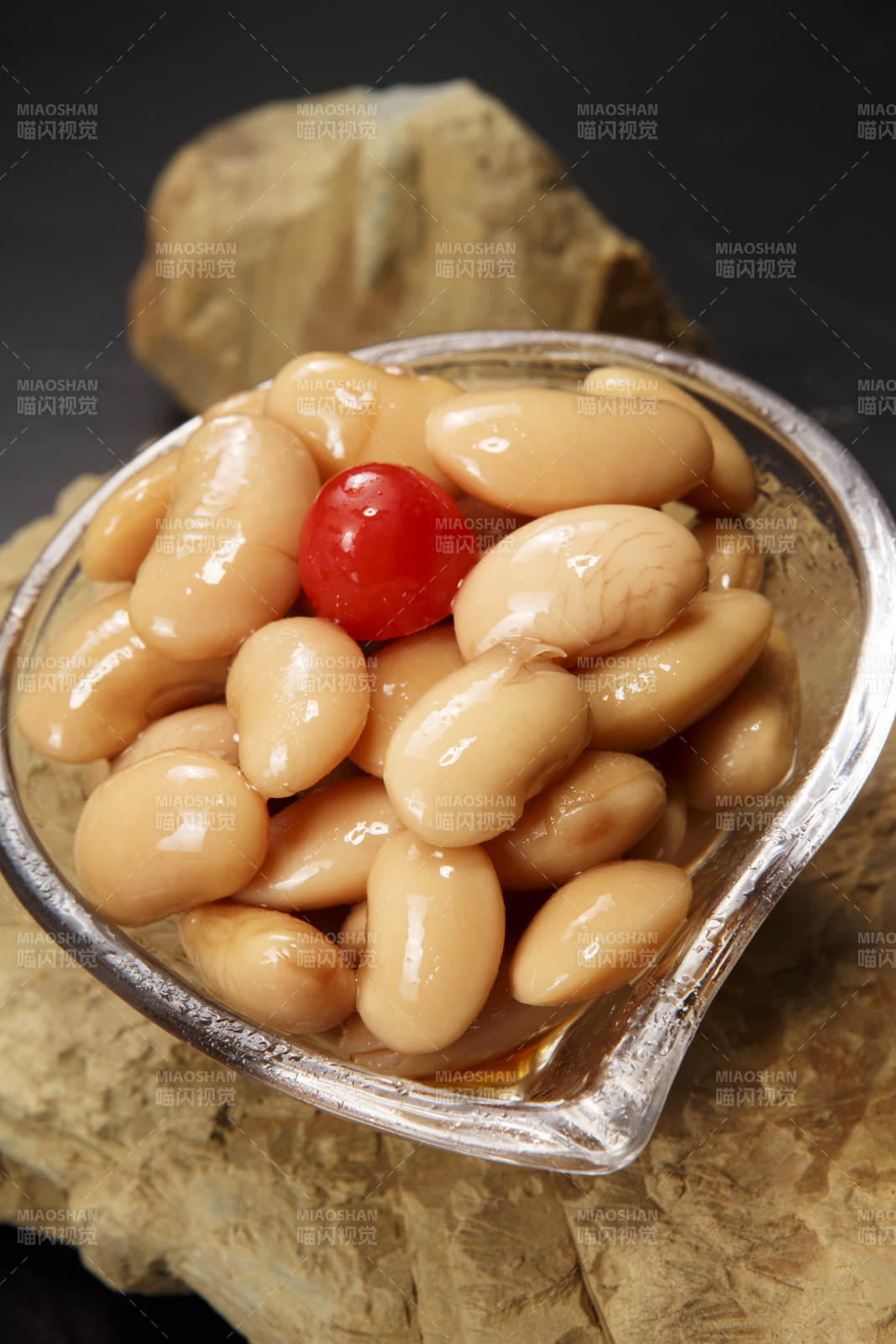 透明玻璃碗装的蜜醸芸豆图片