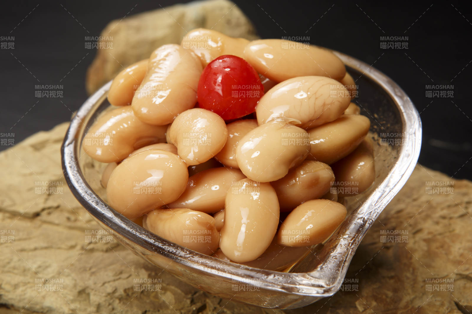 透明玻璃碗装的蜜醸芸豆图片