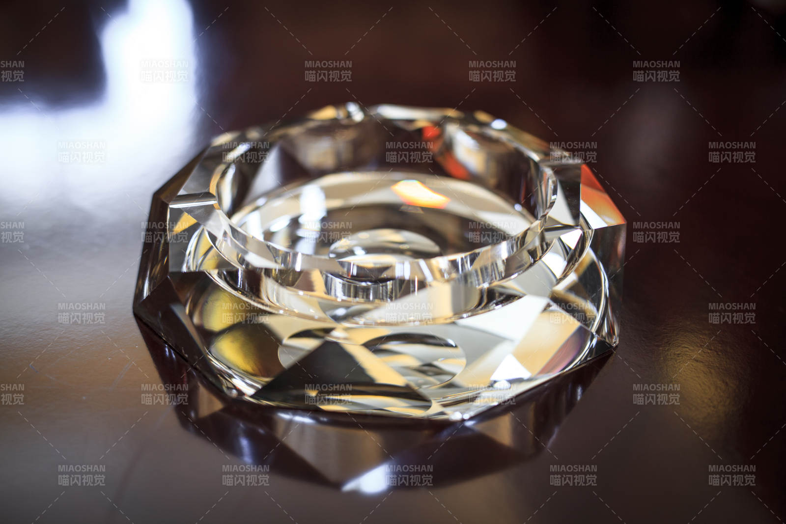 水晶玻璃烟灰缸图片