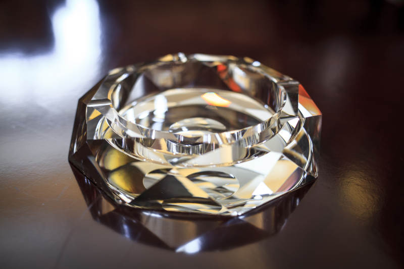 水晶玻璃烟灰缸图片