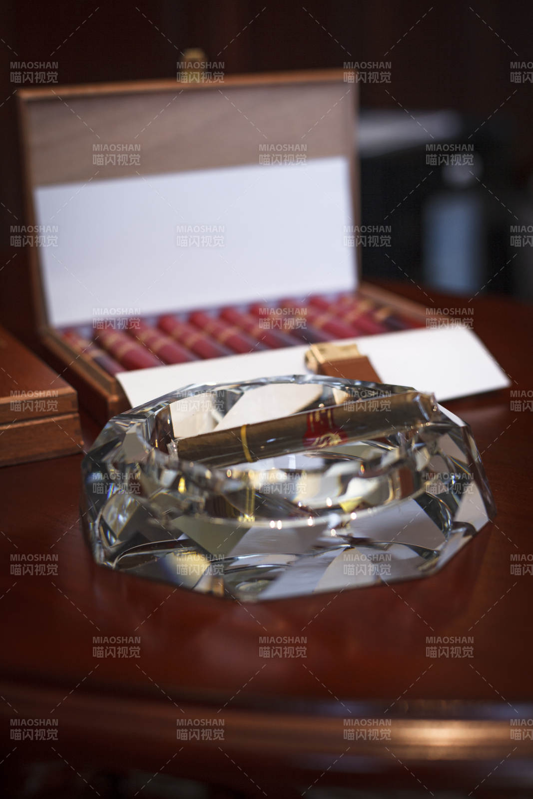 水晶玻璃烟灰缸图片