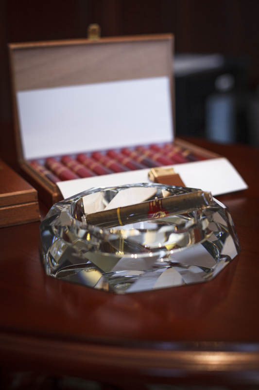 水晶玻璃烟灰缸图片