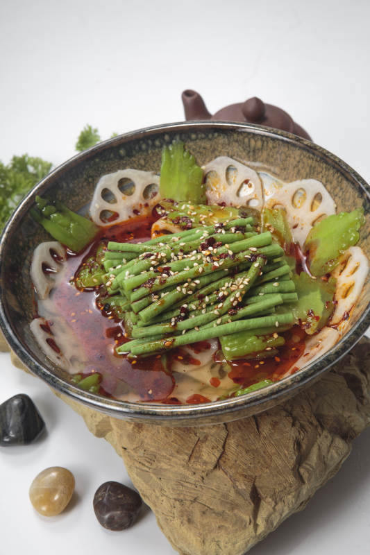 花瓷碗装的红油莲藕拌豇豆图片