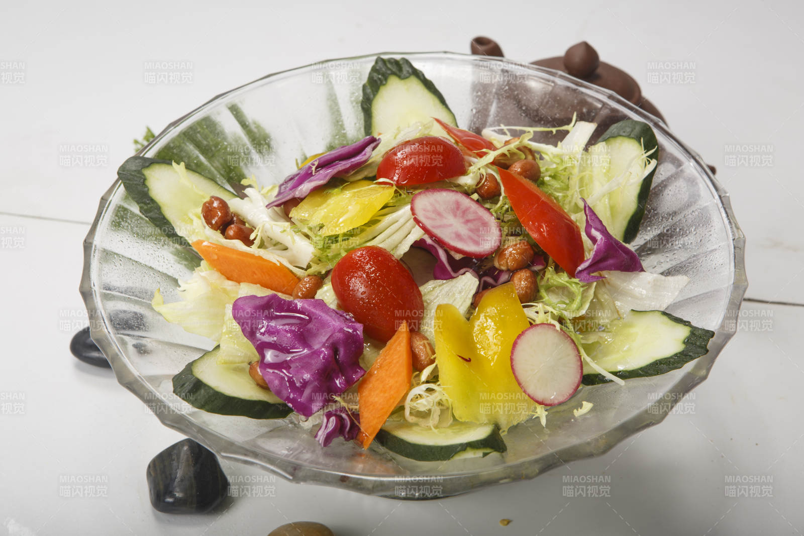 透明玻璃碗装的时蔬大拌菜图片