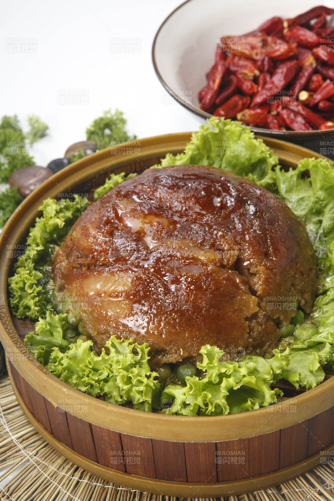 木笼屉装的粉蒸扣肉图片