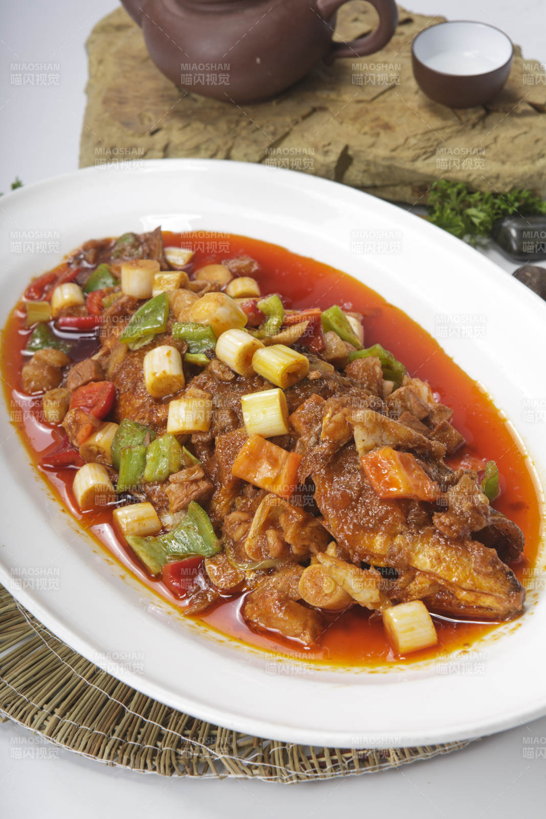 白色瓷盘装的家常干烧鱼图片